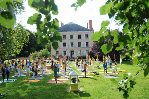 <div style="font-family: catamaran; color:#ffffff">Ashram de Yoga Sivananda</br><span style="font-size: .8em">Orleans | France</span></div>