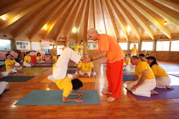 <div style="font-family: catamaran; color:#ffffff">Centro de Yoga Sivananda</br><span style="font-size: .8em">Madrid | Spain</span></div>